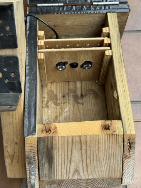 初代の巣箱の内部。Raspberry Pi 3 B+のカメラモジュールと赤外線LED