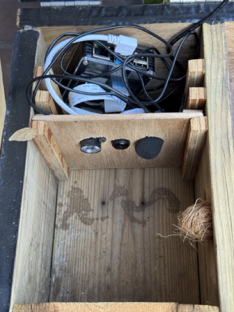 現在の巣箱の内部。カメラモジュール、赤外線LED、USBマイク